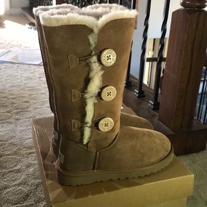 UGG BAILEY BUTTON TRIPLET II BOOT